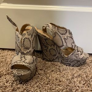 NWOT JustFab Snake print wedges size 8,5